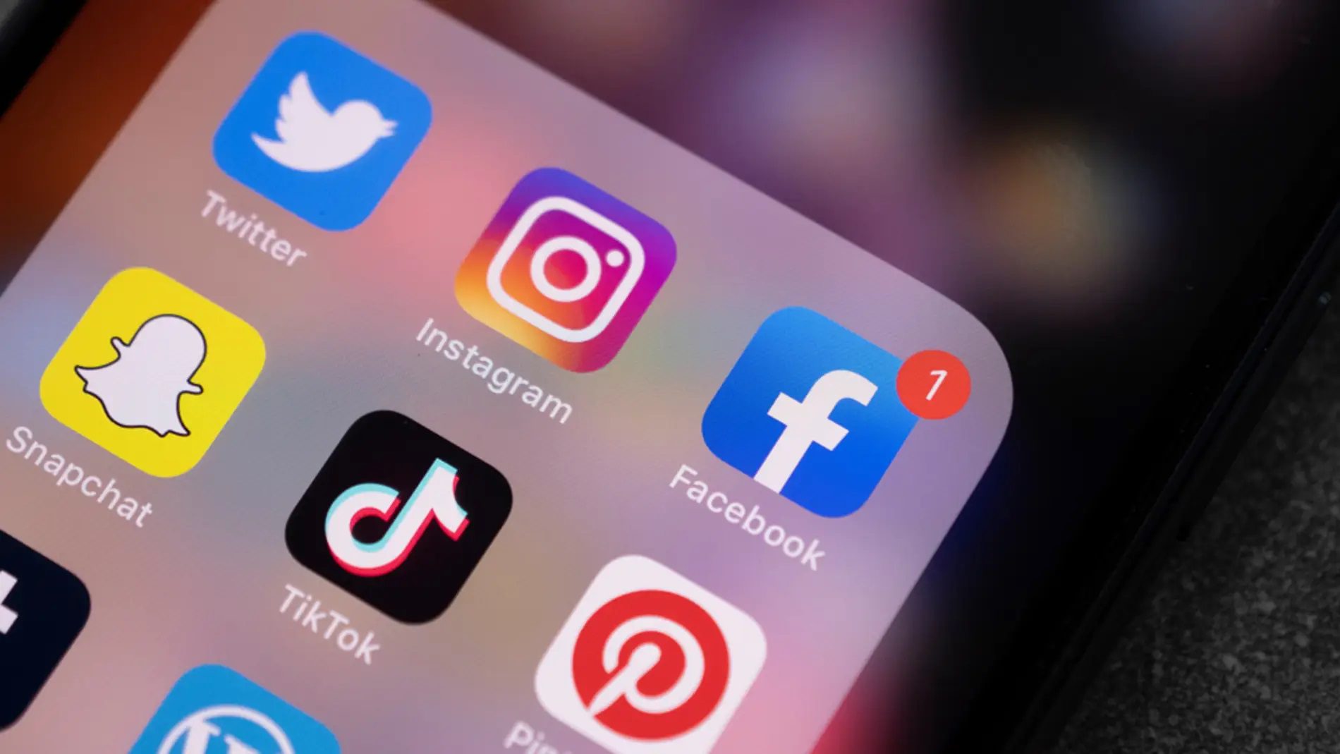 Francia impulsa ley para prohibir las redes sociales a menores de 15 años e implementar un «toque de queda digital»