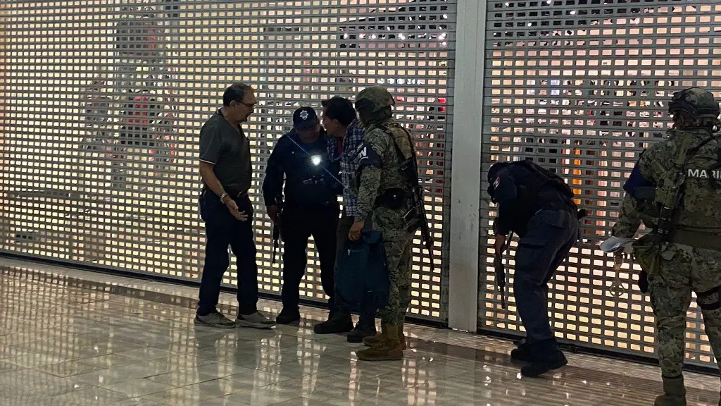 Sacan y detienen a hombre que se encerró en banco en Plaza Américas