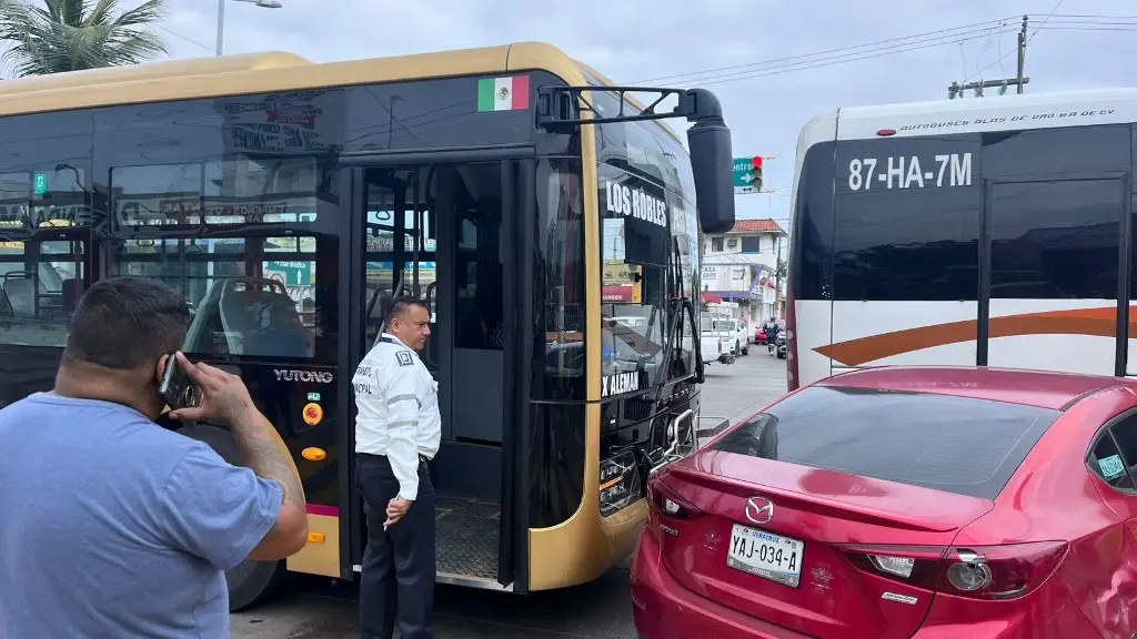 Doble accidente con camión Ulúa en Boca del Río