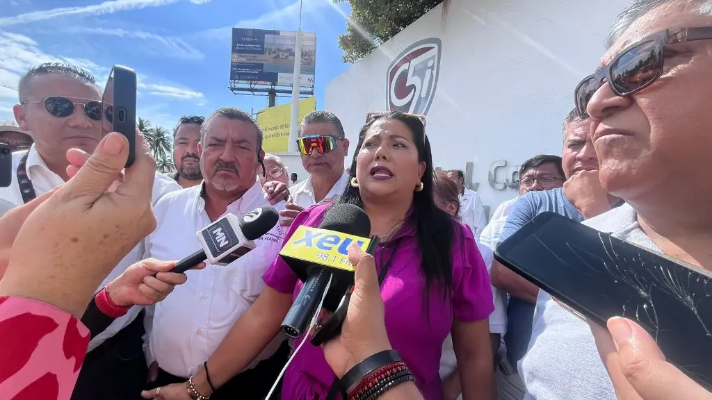 Se concentran taxistas en C5 de Boca del Río