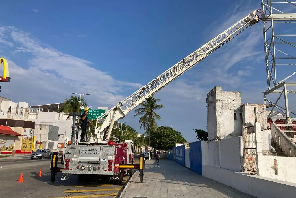 Rescatan a hombre que trepó a espectacular en bulevar de Veracruz