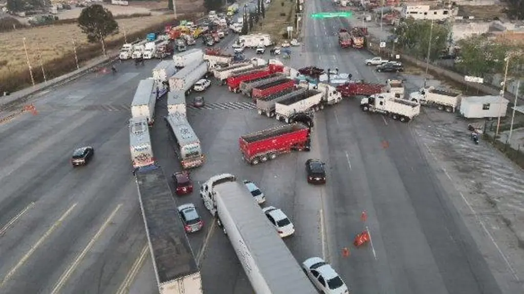 Morena ajustará Ley de Aguas, ante bloqueos carreteros de campesinos