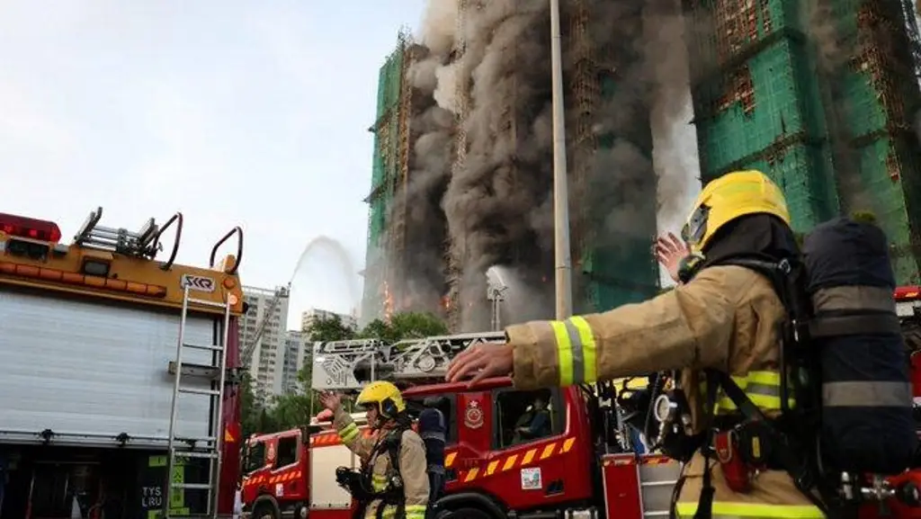 Mueren al menos 13 personas en incendio de rascacielos en Hong Kong