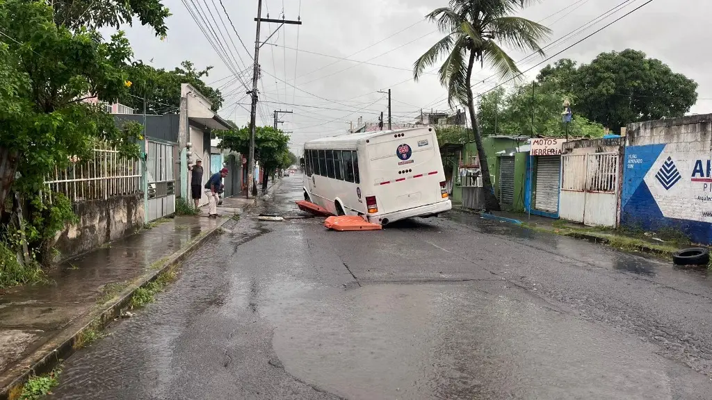 Cae camión a socavón en Veracruz
