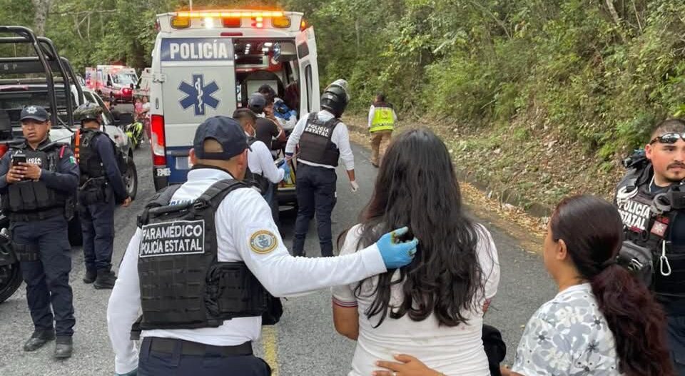 Asciende a 3 la cifra de fallecidos en accidente de camión de pasajeros en Emiliano Zapata