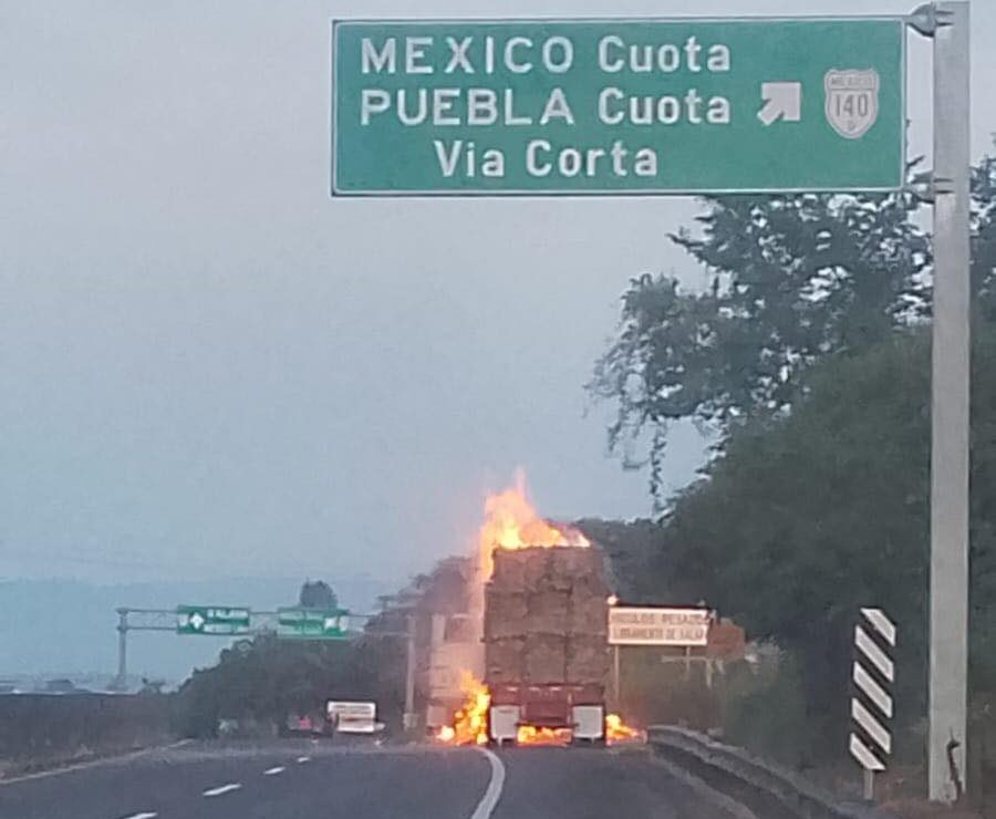 Se incendia remolque de tráiler en la Veracruz-Xalapa; logran sofocar el fuego