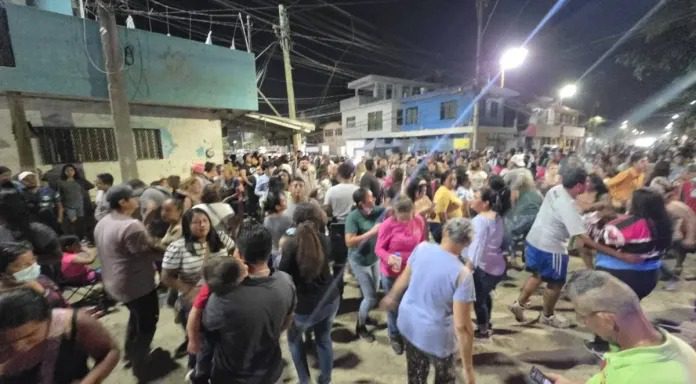 “Ya merecían un ratito de alegría”: damnificados de Poza Rica, Veracruz, arman “Lodo Fest” entre risas y fango