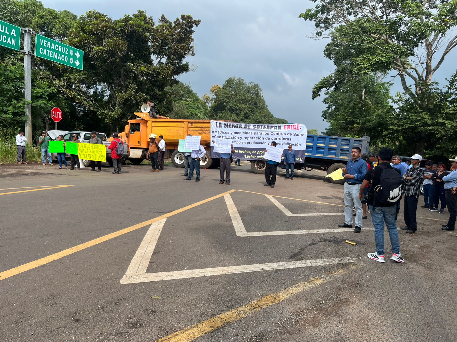 ¡Bloquean la carretera Costera del Golfo en el sur de Veracruz!