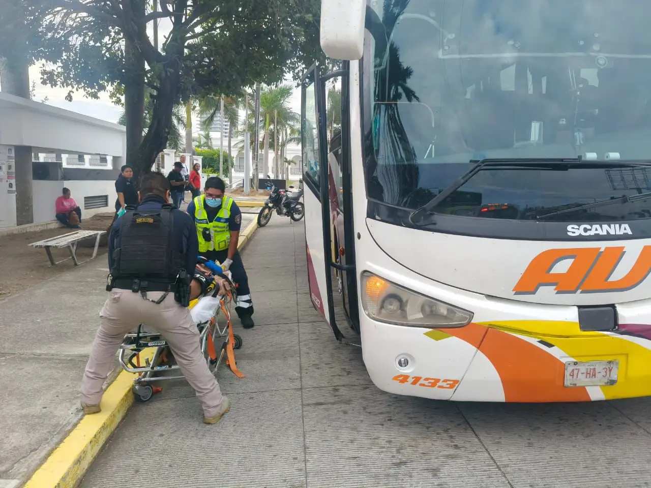 Embarazada de 19 años da a luz a bordo de un autobús AU