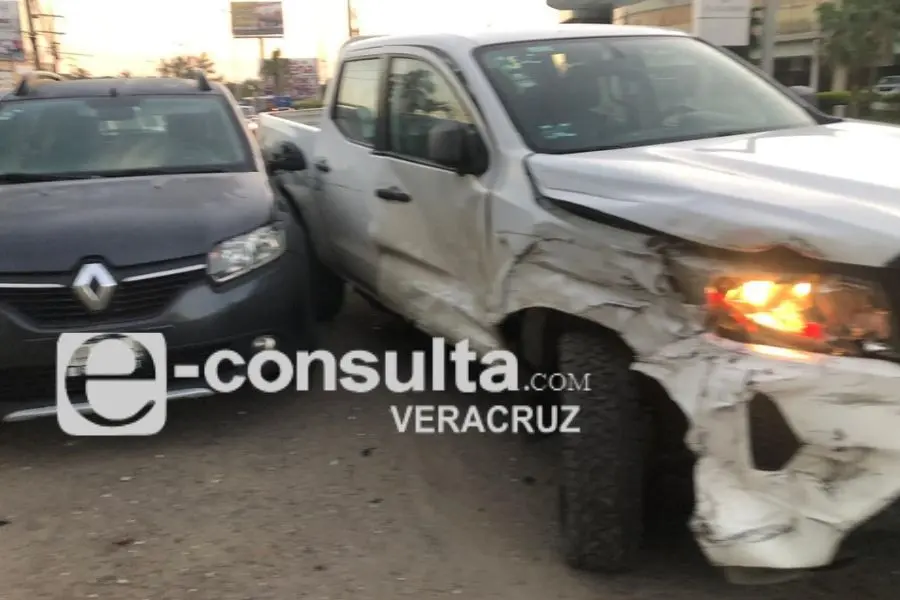 Huyen tras causar choques; dos mujeres heridas en Coatza