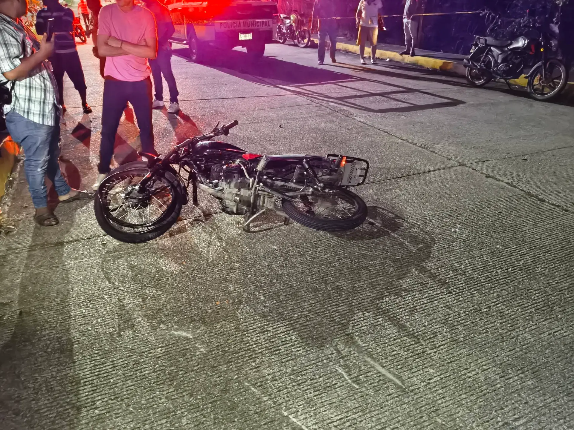 Multitud agrede a policías en Zaragoza por arresto de taxista