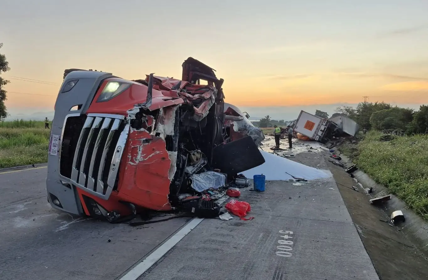 Choque entre tráileres deja un muerto en la Córdoba-Veracruz