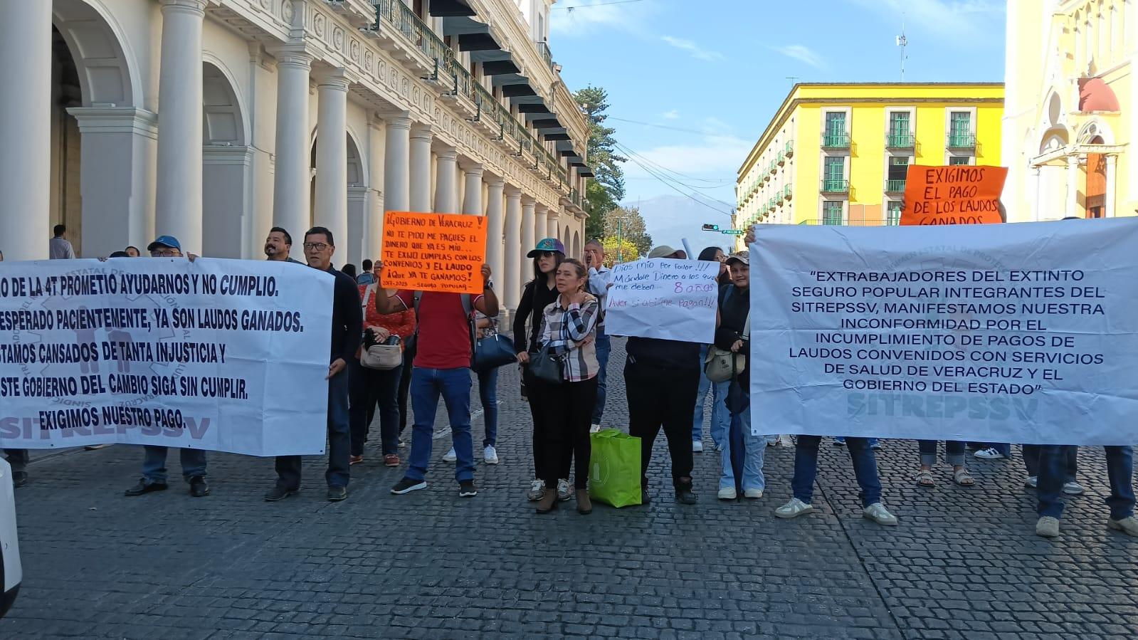 Exempleados del Seguro Popular protestan tras 10 años con laudos