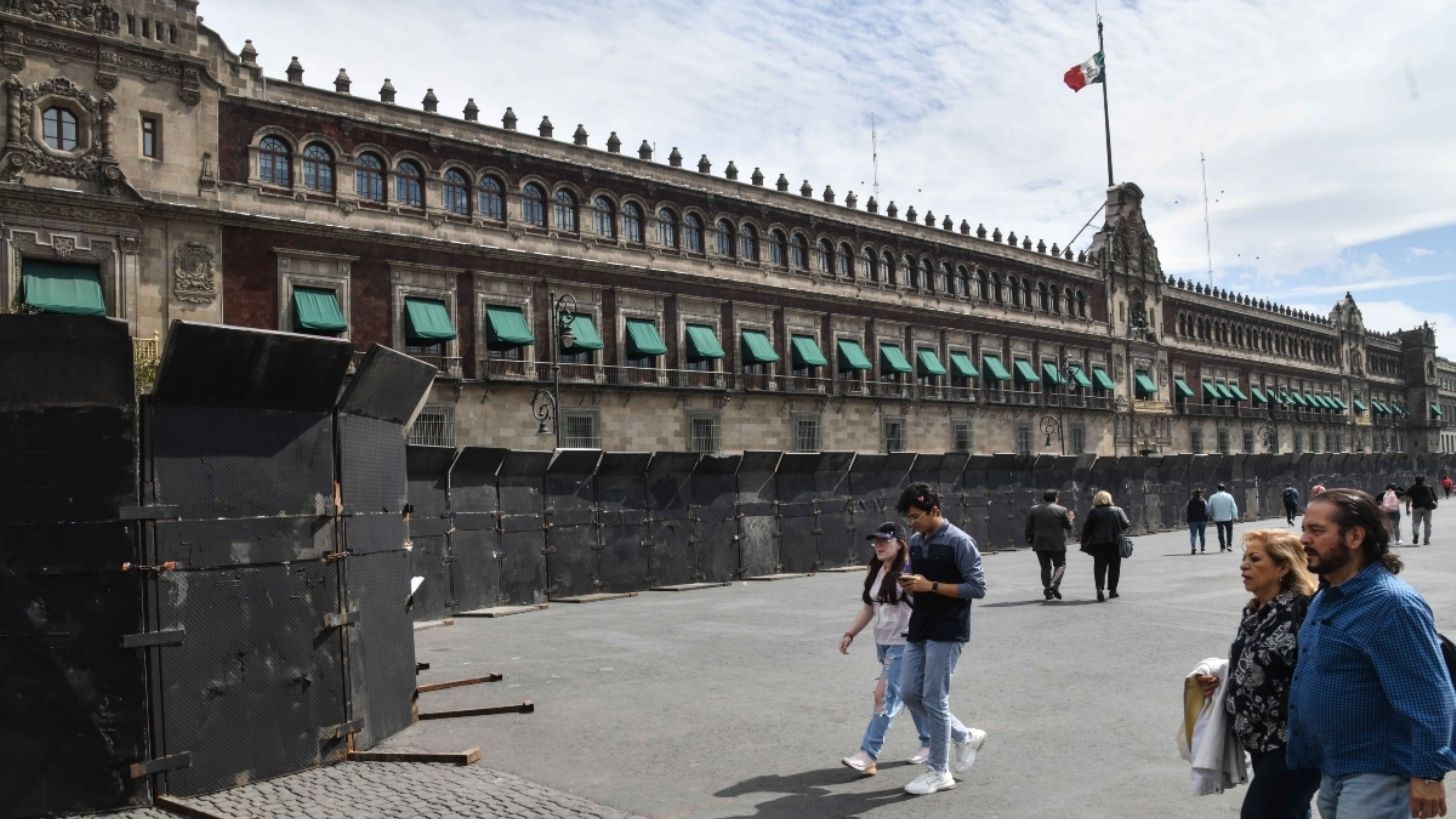 Vallas en Palacio Nacional son para prevenir enfrentamientos, dice Sheinbaum