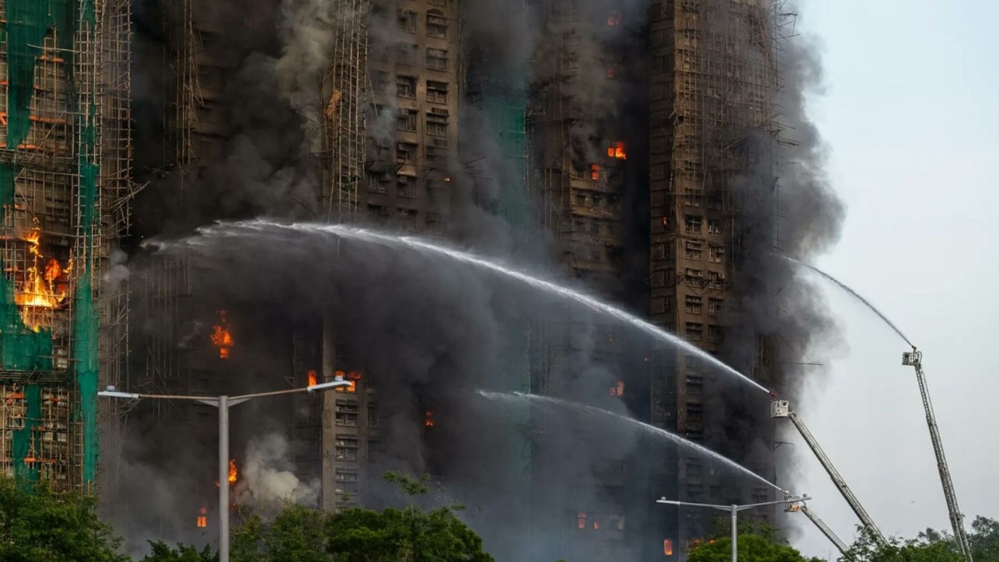 Detienen a 8 por incendio que consumió edificios departamentales en Hong Kong, hay más de 120 muertos