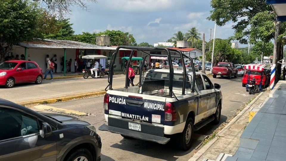 Policías resguardan escuela en Minatitlán tras hallar cartulina con mensajes de violencia
