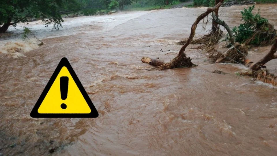 Muere hombre tras intentar cruzar arroyo desbordado en Tatahuicapan