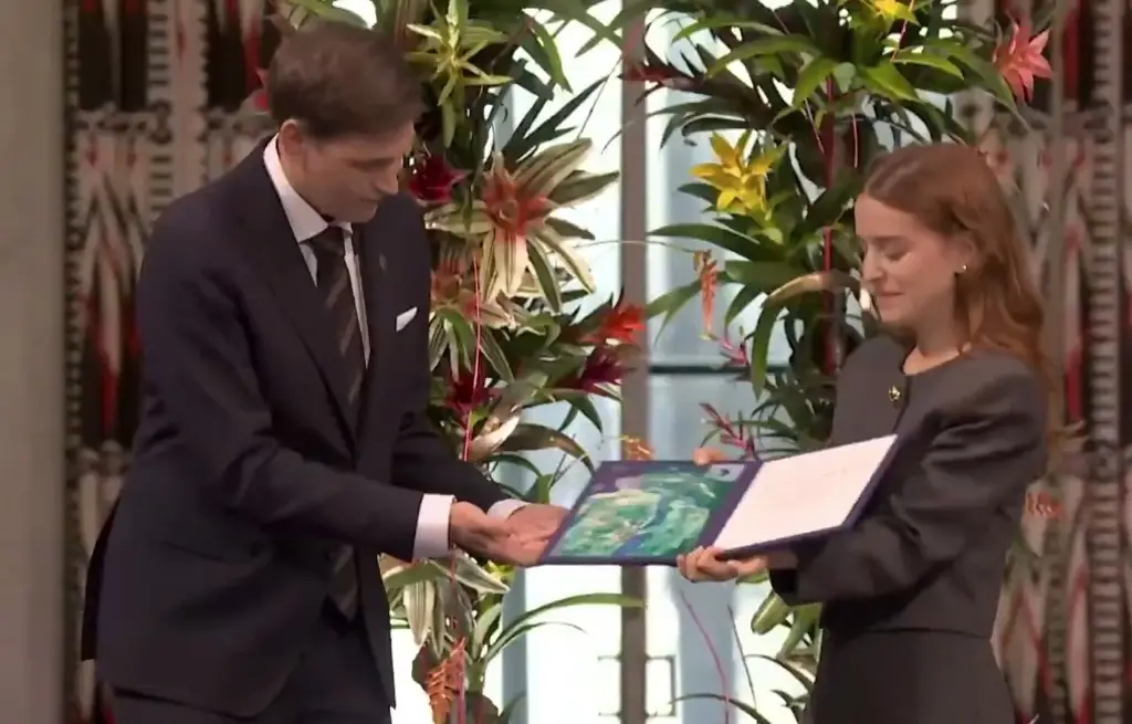 Ana Corina Sosa, hija de Maria Corina Machado, recibe el Premio Nobel de la Paz en nombre de su madre