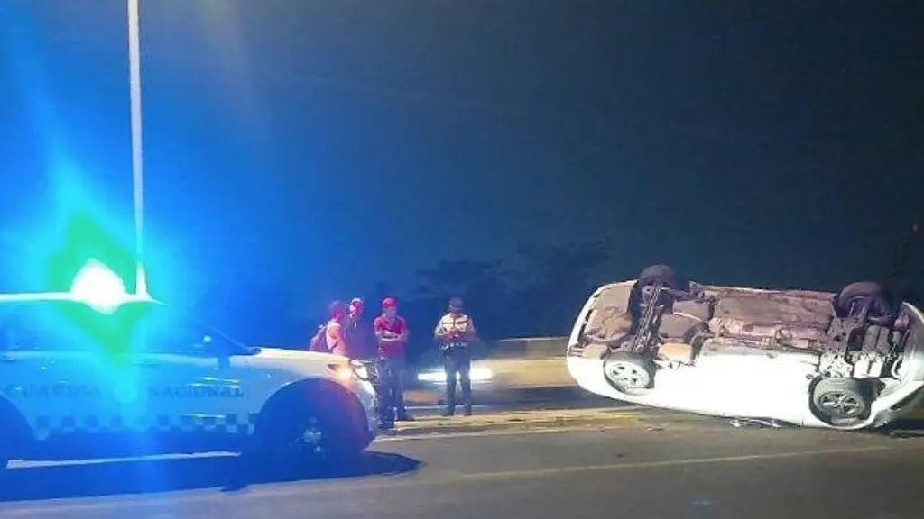 Choque múltiple y auto llantas arriba, casi a la vez, en la Veracruz-Xalapa