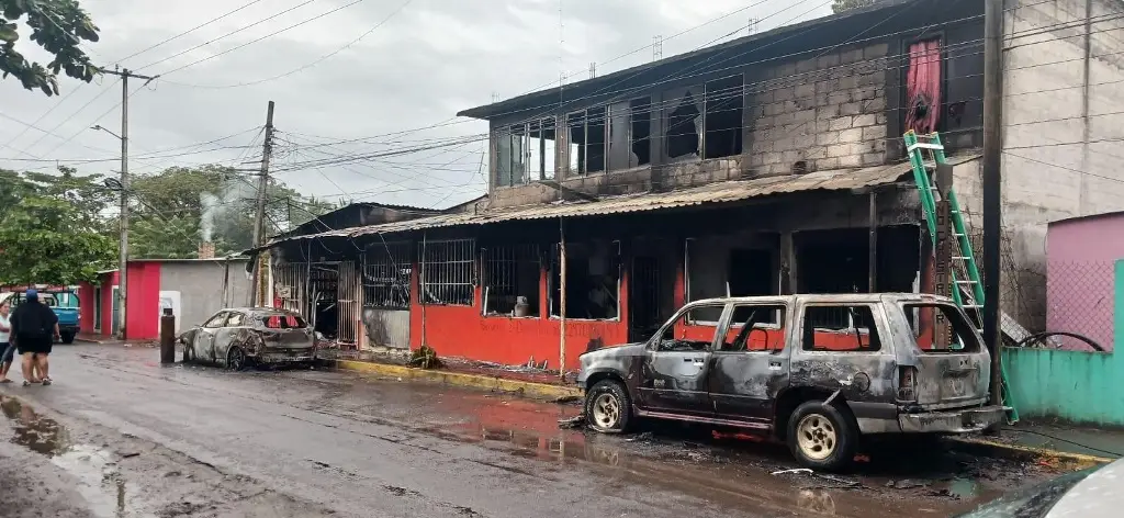 Mega incendio calcina tienda, taller y carros en Paso del Toro