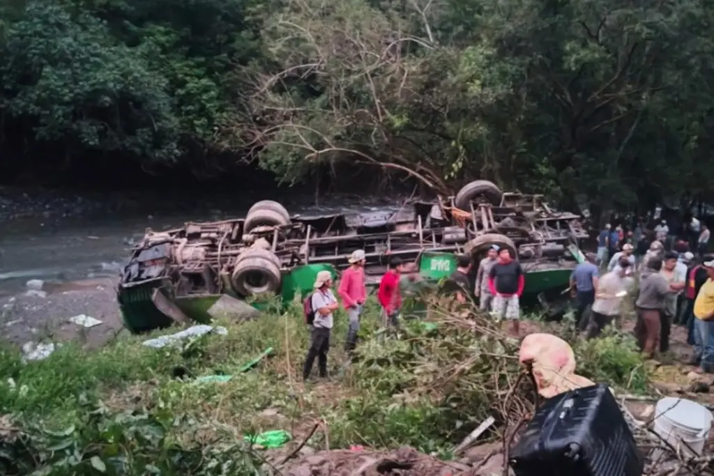 Difunden última imagen del autobús que cayó al río en Zontecomatlán, Veracruz