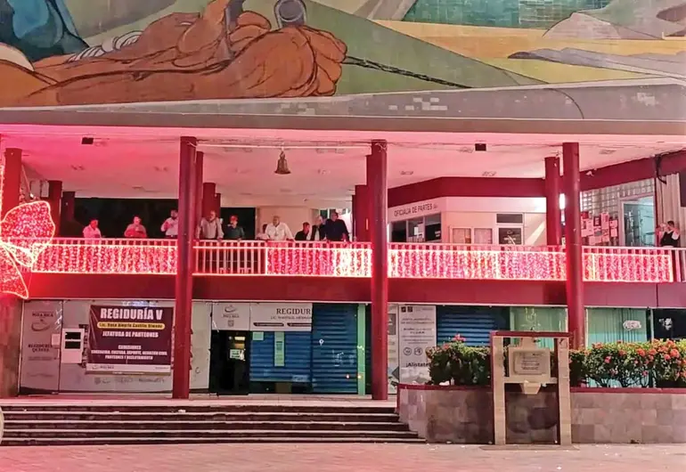 Repudian, tras lluvias, a edil de Poza Rica; lo plantan en encendido de árbol