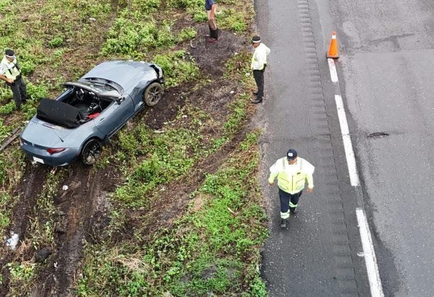 Empleado petrolero se salva de tragedia tras volcadura en la autopista Acayucan–Isla