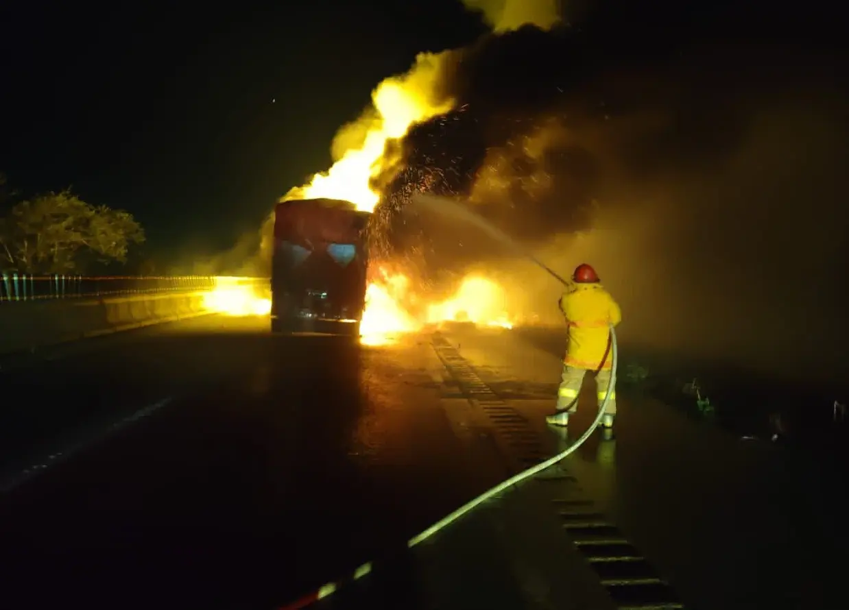 Incendio de dos tractocamiones cierra la Nuevo Teapa-Cosoleacaque