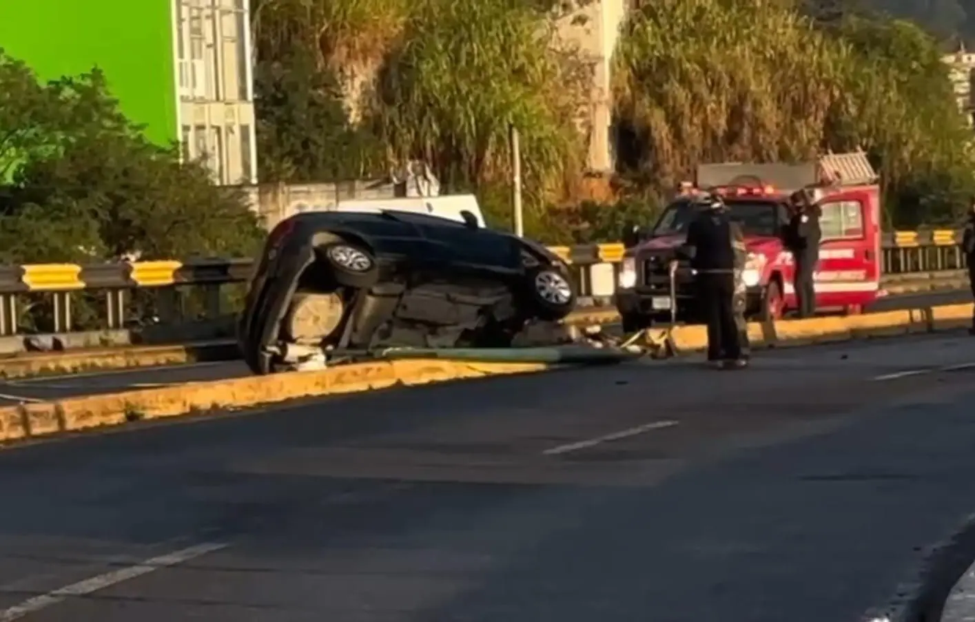 Muere conductor tras volcadura en puente Macuiltépetl, en Xalapa
