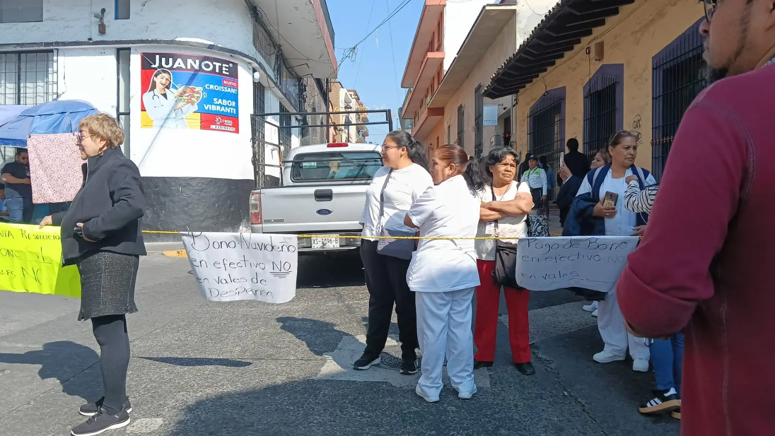 Rechazan trabajadores de Salud de Veracruz bono con vales de despensa