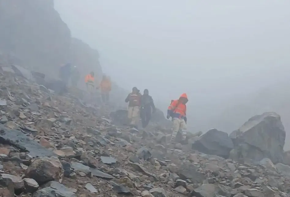 Rescatan a 11 alpinistas guatemaltecos del Pico de Orizaba