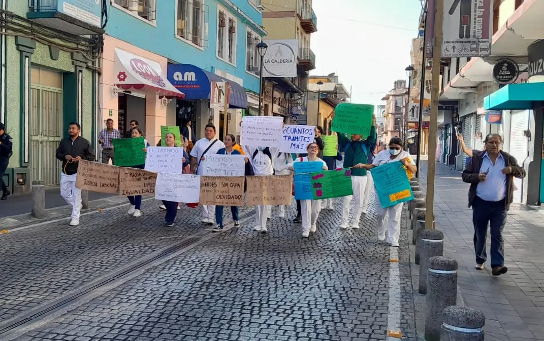 En Xalapa, trabajadores de Salud exigen pago de prestaciones
