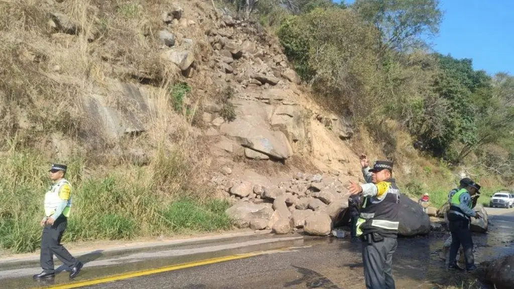 Reportan derrumbes en carreteras de Guerrero tras sismo en San Marcos