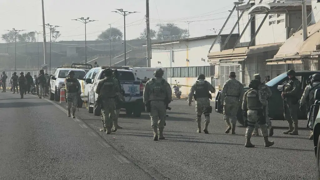 Delincuentes arrojan restos humanos en carretera de Michoacán