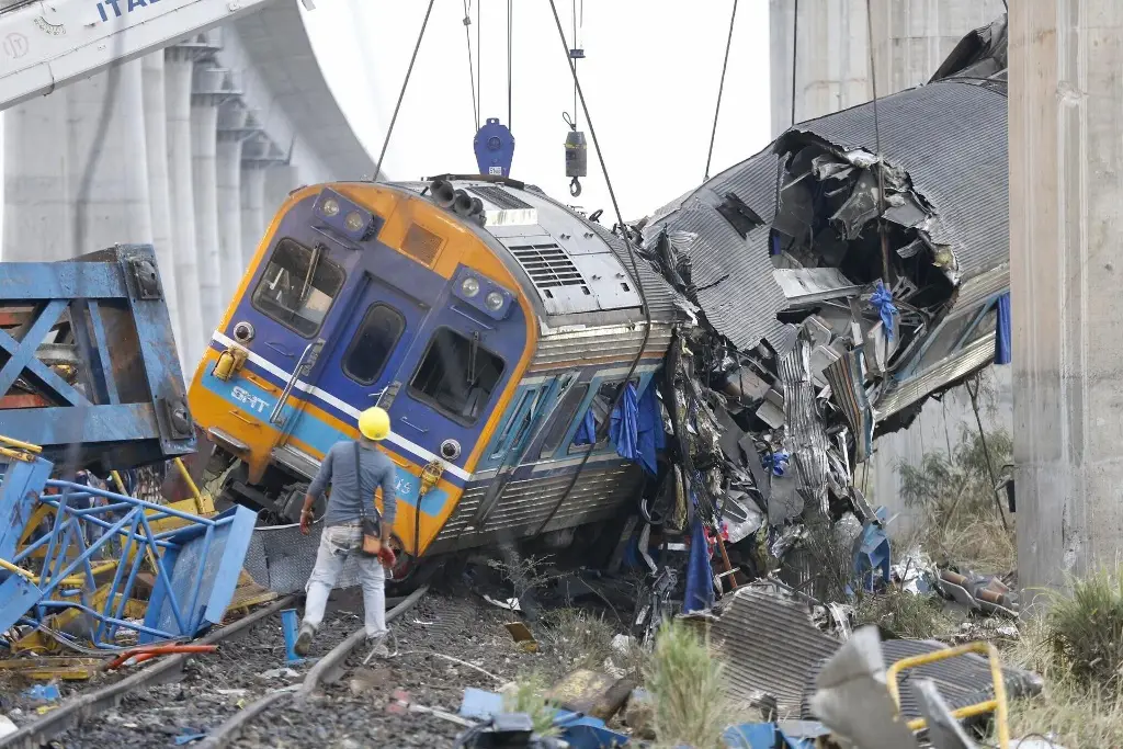 Tragedia ferroviaria deja más de 30 muertos en Tailandia
