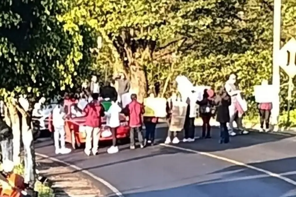 Trabajadores del IMSS Bienestar bloquean carretera Naolinco-Xalapa