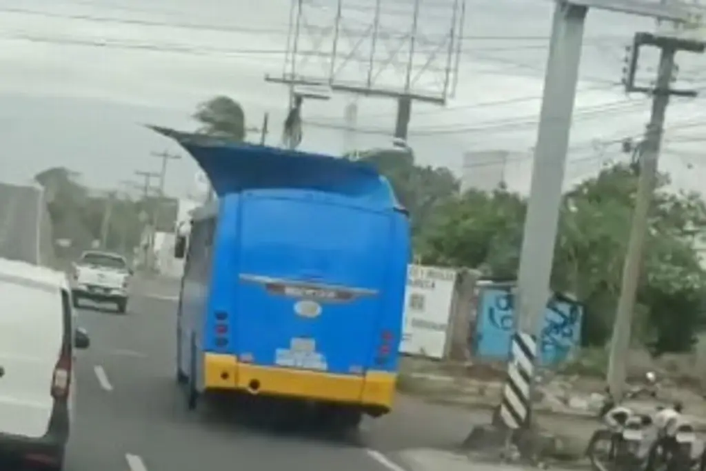 Norte se lleva techo de camión en Boca del Río