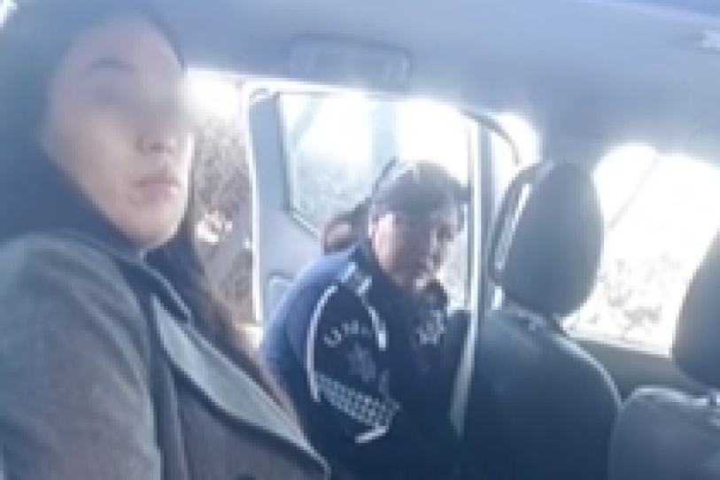 Mujer enfurece con jovencitas en cine y les lanza café hirviendo