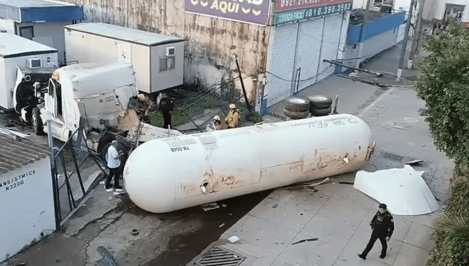 Pipa cae de 5 metros y se impacta contra bodega de autos en Coatzacoalcos