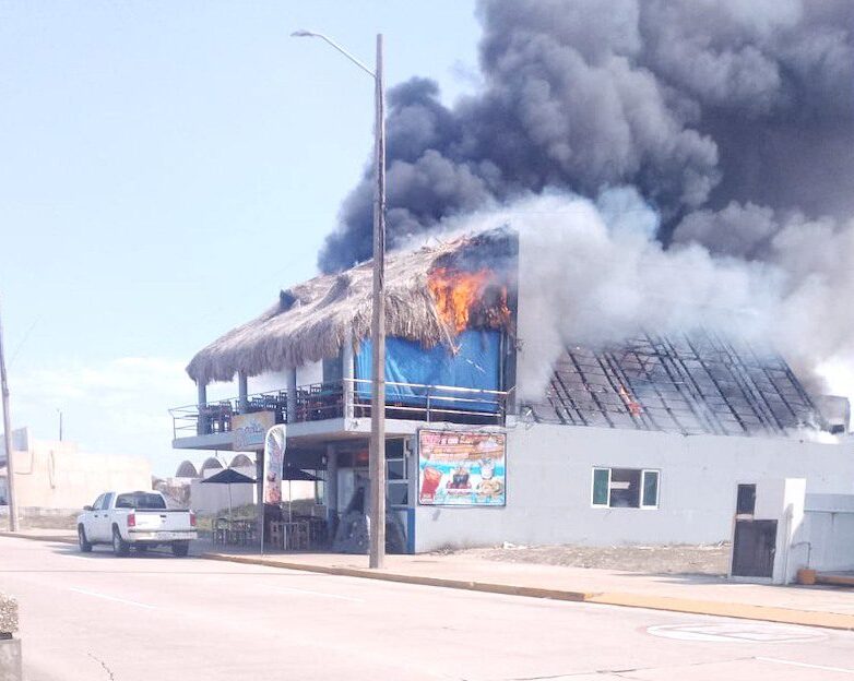 Se incendia palapa de restaurante bar en el malecón de Coatzacoalcos