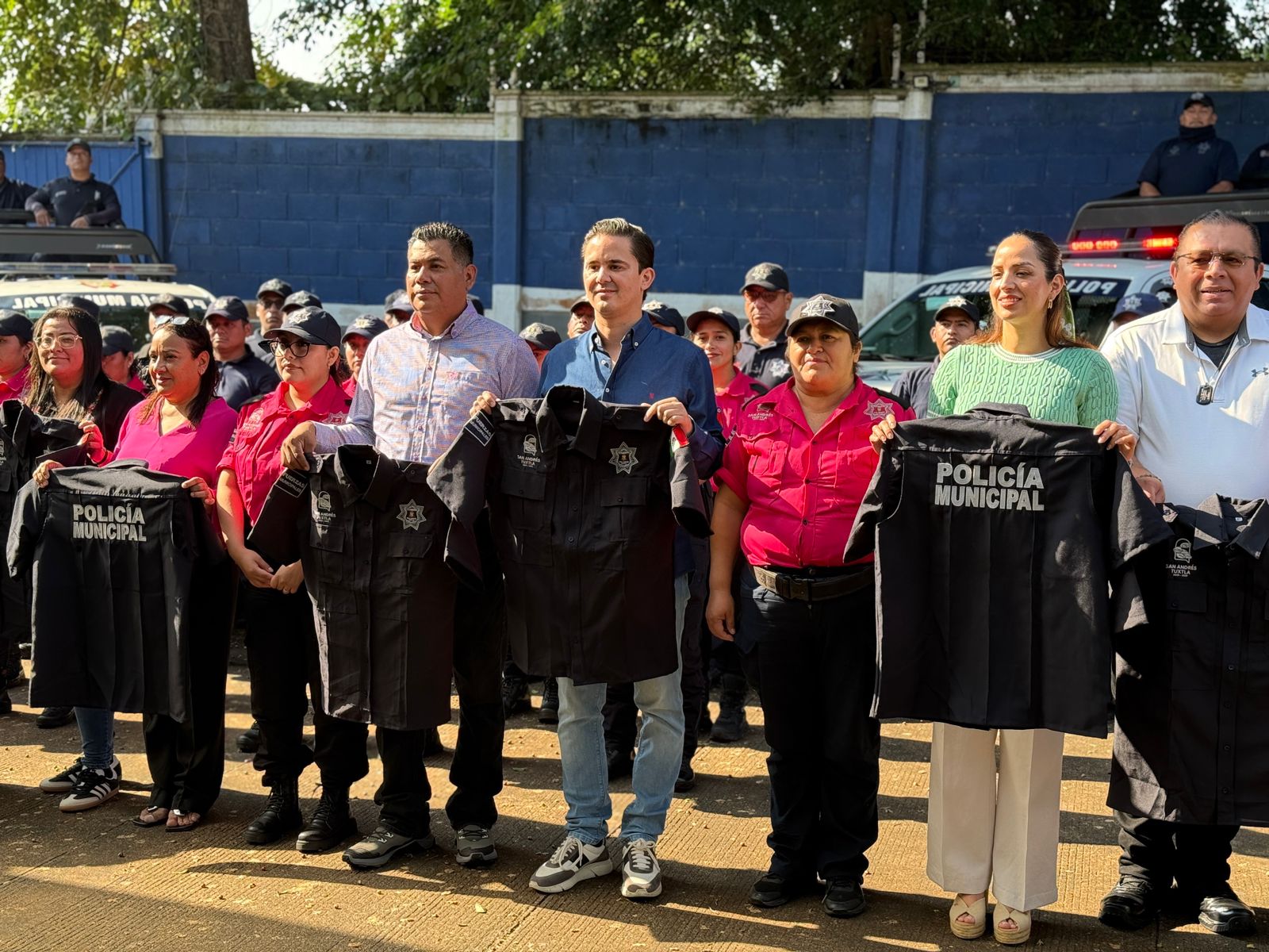 Alcalde Rafa Fararoni entrega patrullas y uniformes a policías de San Andrés Tuxtla