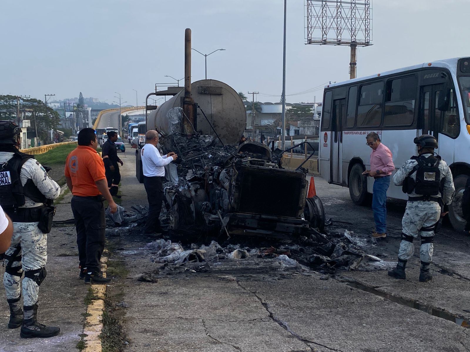 Corrieron por sus vidas durante fuerte incendio   de pipa en el puente “Joroba” de Coatzacoalcos