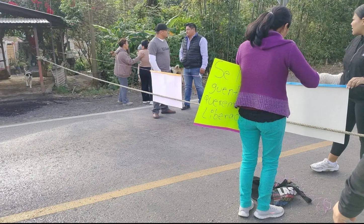Bloquean carretera federal 150 D; exigen liberar a padre e hija
