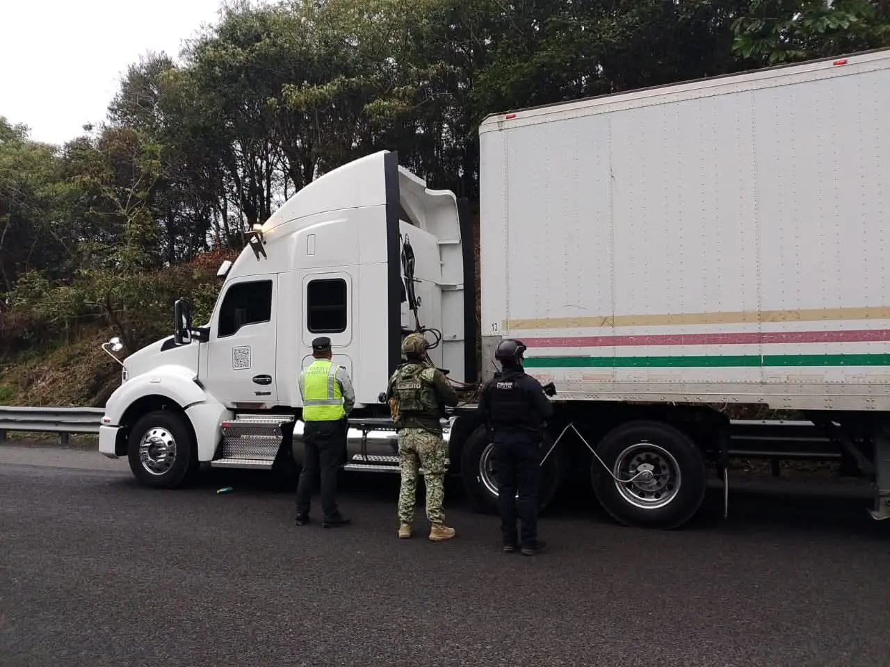Roban dos camiones de café en la carretera Xalapa-Totutla
