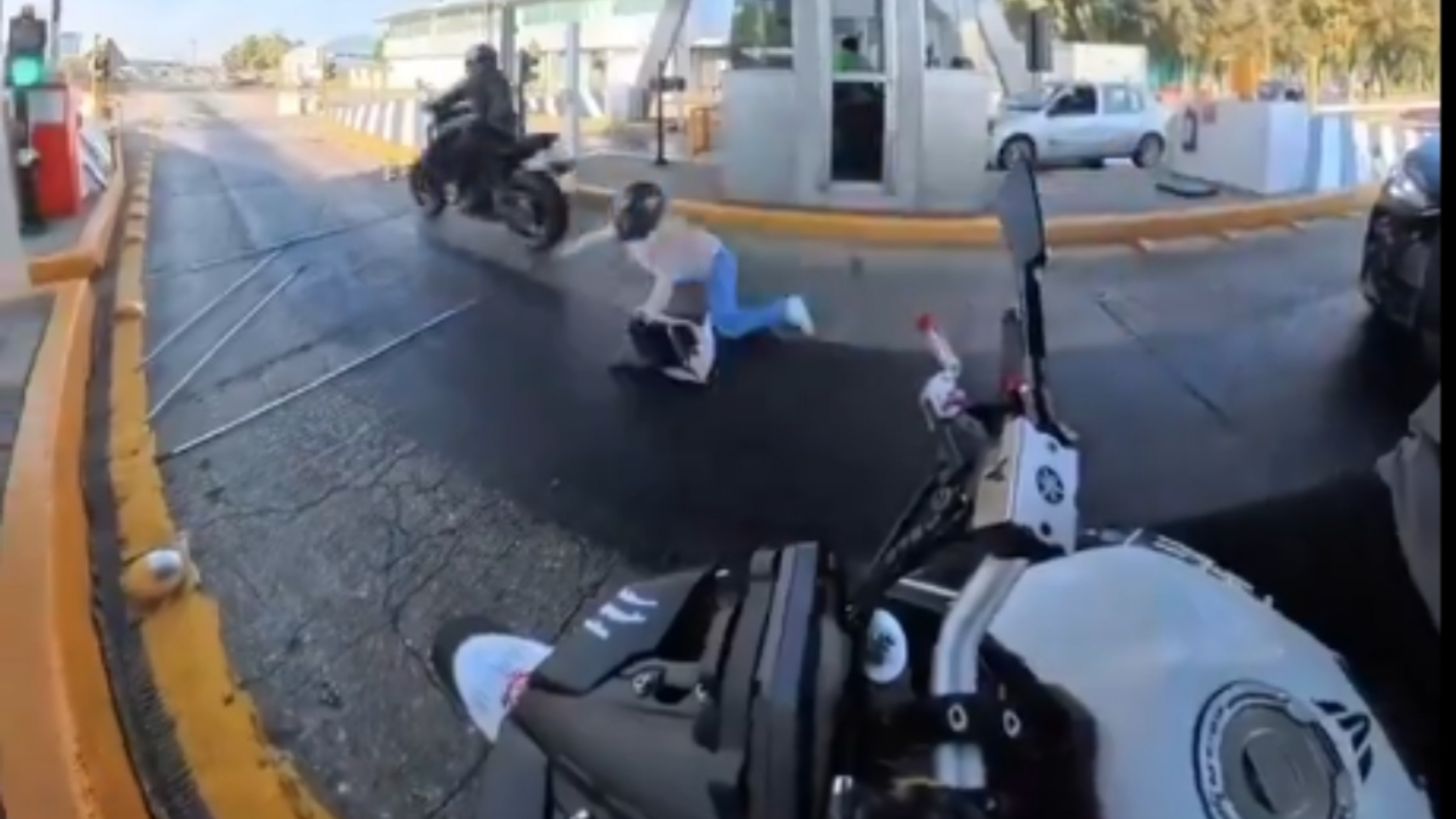Por 40 pesos, motociclista provoca la caída de su pareja tras evitar caseta en CIrcuito Exterior Mexiquense