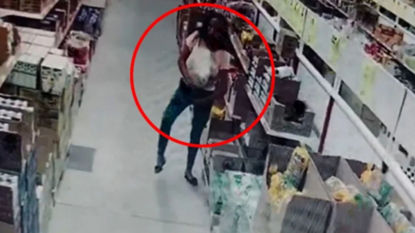 Graban a mujer haciéndose una limpia con un huevo del supermercado