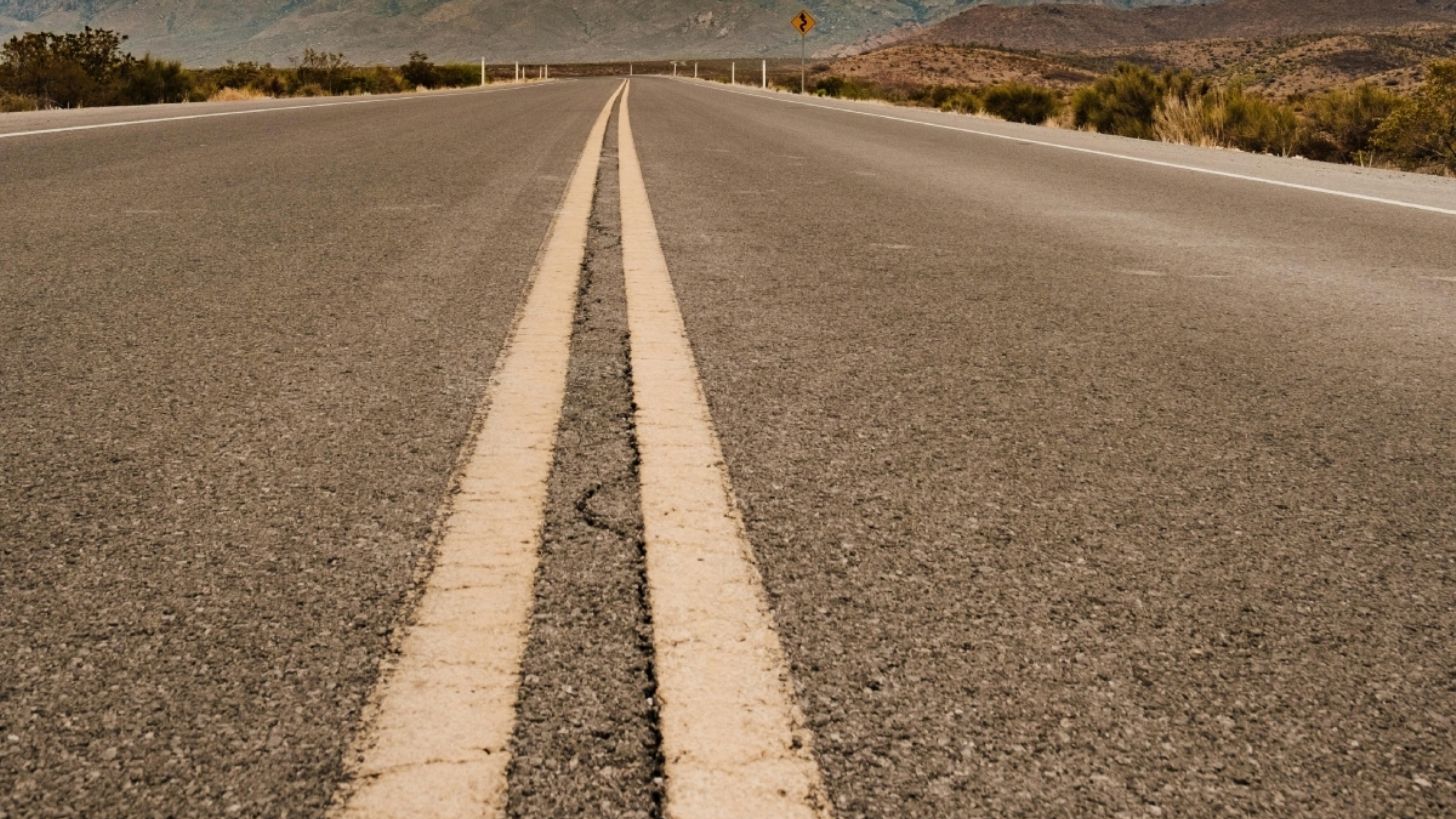 Un escalofriante elfo aparece en medio de una carretera en Sonora