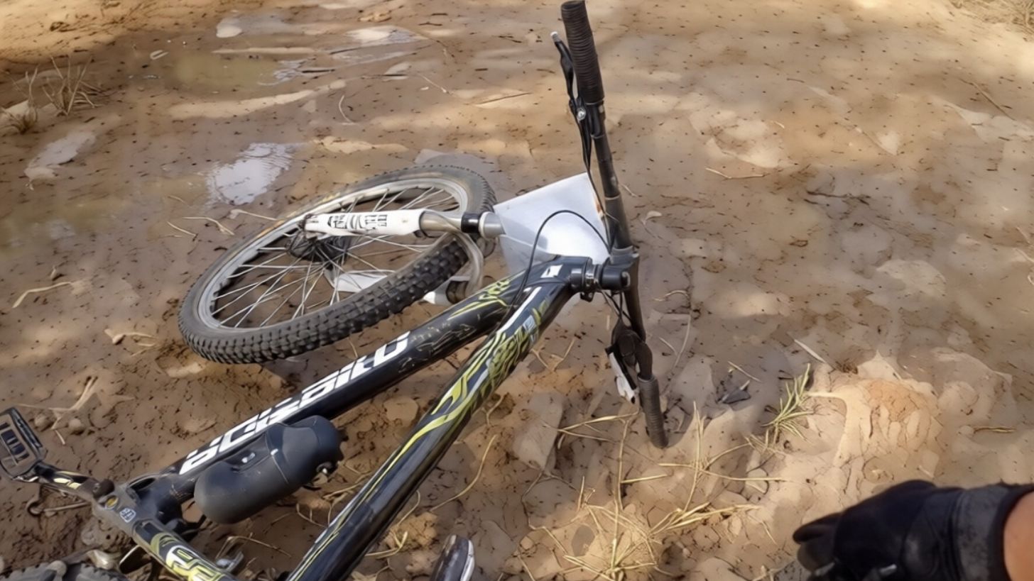 Niño ciclista en Querétaro conmueve al detenerse en plena carrera para ayudar a otros competidores