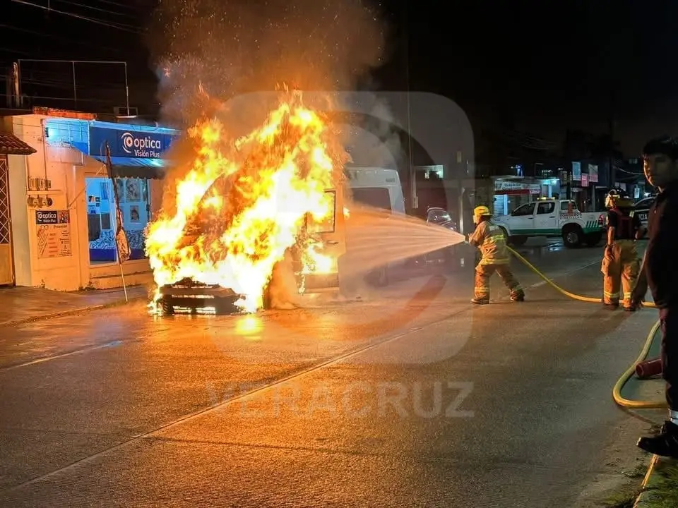 Se incendia van de la línea Chacalapa en Minatitlán