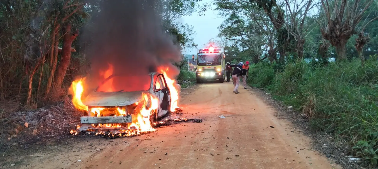 Incendian taxi en Acayucan; conductor está desaparecido